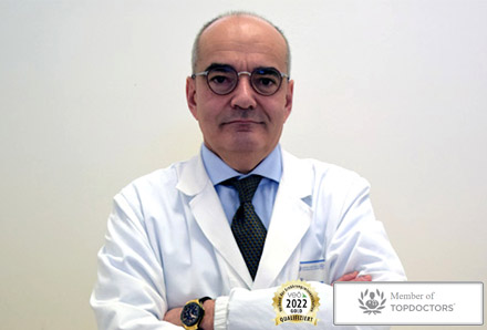 Porträt von Prof. Dr. Hans Müller in Anzug und Krawatte vor hellem Hintergrund.